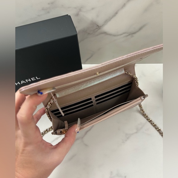 🔥RARE!! CHANEL•Iridescent Caviar Quilted Wallet On Chain - Picture 8 of 10